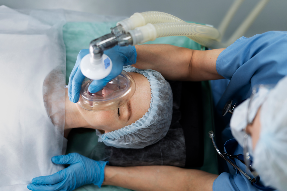 nurse-putting-oxygen-mask-patient